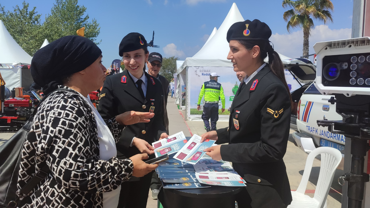 Ödemiş'te jandarmadan fuar ziyaretçilerine KADES bilgilendirmesi!