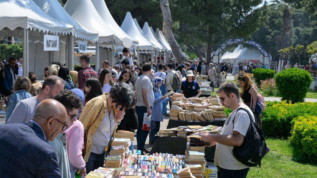 İzmir Kitap Fuarı dolup taşıyor, Basmane ve tarihi değerler gündemde