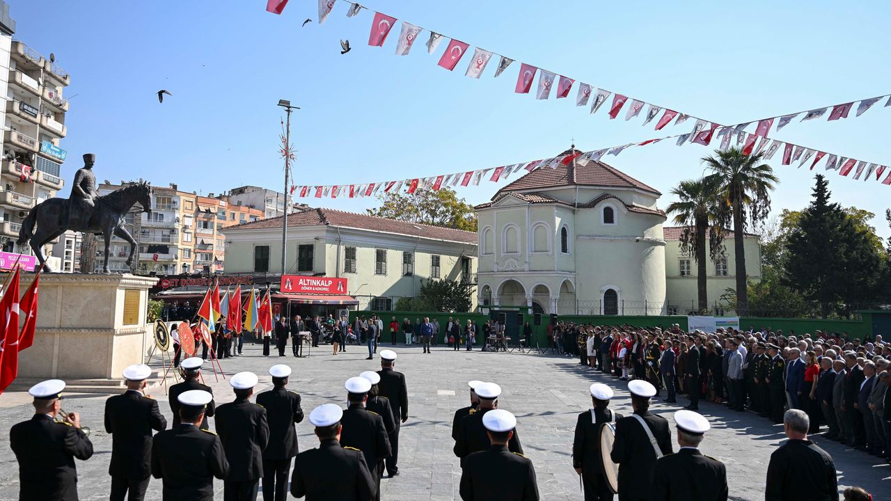 Bornova Belediyesi, 28 Ekim'de fener alayı ve Selda Bağcan konseri düzenleyecek