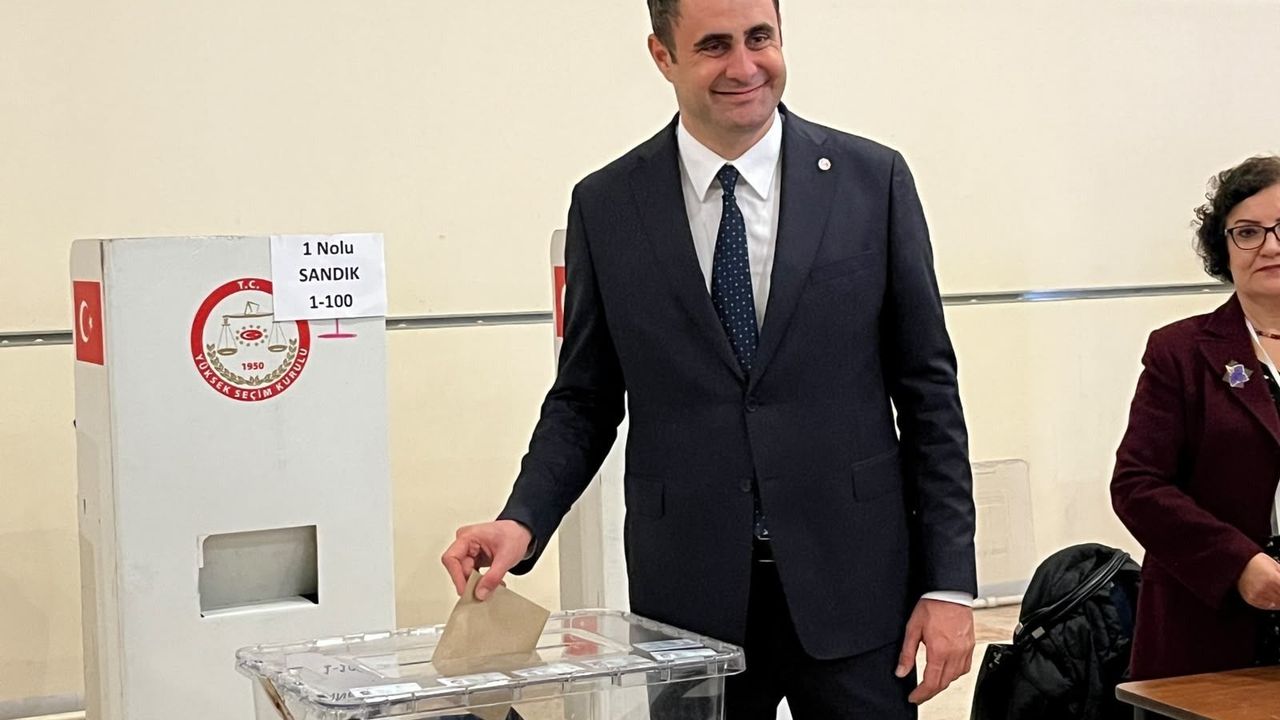 Yeni Parti İzmir'de Çağatay Güç göreve devam