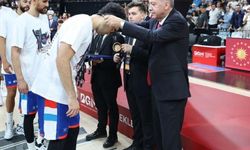 Anadolu Efes, Cumhurbaşkanlığı Kupası’nda şampiyon! Erdoğan kupayı verdi