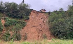 Rize'de heyelan; 2 boş ev toprak altında kaldı