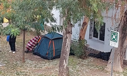 İzmir Bostanlı'da yürek yakan manzara: Parkta yaşam mücadelesi