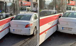 İzmir Buca'da maddi hasarlı kaza: Otobüs ve otomobil çarpıştı!