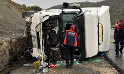 Erzincan Üzümlü’de tır devrildi: 1 yaralı!