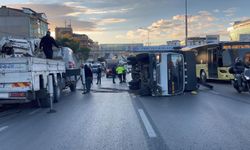 Devrilen kamyonet trafiği durma noktasına getirdi!