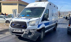 Ambulans ile otomobil çarpıştı: 1 yaralı!