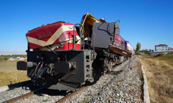 Yolcu treni beton pompasına çarptı: 1 ölü, 2 yaralı!