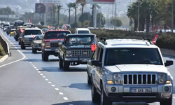 İzmir'de klasik otomobil korteji ile Cumhuriyet Bayramı coşkusu