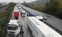 Yolcu otobüsü, kontrolden çıkan tıra çarptı!