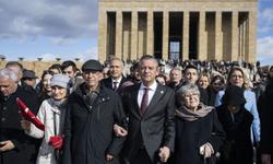 CHP Lideri Özgür Özel, öğretmenlerle Anıtkabir'i ziyaret etti