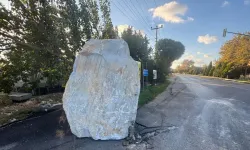 TIR’ın dorsesinden 12 Ton mermer düştü