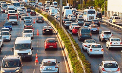 İzmir Gaziemir Akçay Caddesi’nde araç arızası trafiği kitledi