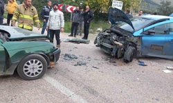 Balıkesir'de iki otomobil kafa kafaya çarpıştı: 2 yaralı!