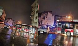 İzmir'de belediye otobüsü eve çarptı!