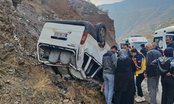 Hakkari’de minibüsün takla atması sonucu 11 kişi yaralandı!