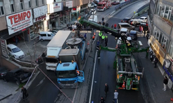 İstanbul'da yolun çökmesi sonucu 2 kamyon çukura düştü!