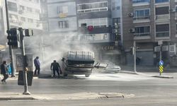 İzmir Konak'ta araç yangını: Sürücü canını zor kurtardı!