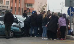 İzmir Karabağlar'da feci kaza: Araçlar kafa kafaya girdi!