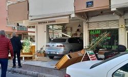 İzmir Karşıyaka'da korkutan kaza! Araç kafeye girdi