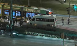 İzmir Karşıyaka’da minibüs tramvaya çarptı!