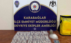 İzmir Karabağlar'da polisleri görünce çöpe attığı çantada yasaklı maddeler bulundu!