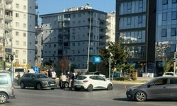 İzmir Karşıyaka'da trafik kazası: Maddi hasar meydana geldi!