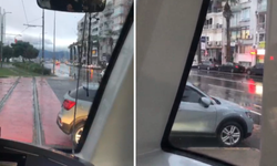 İzmir Karşıyaka'da tramvay yoluna park eden araç ulaşımı aksattı: Tepkiler yağdı!