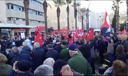 İzmir'de Son Dakika : Konak'ta emekli subaylardan "teğmenime dokunma" eylemi!