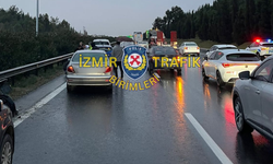 İzmir'de otoyol üzerindeki kaza nedeniyle trafik kilitlendi!