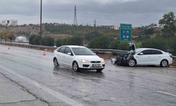 Mersin'de otomobil refüje çarptı: 4 kişi yaralandı!