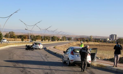 Uşak'ta otomobil ile polis motosikletinin çarpıştığı kazada 4 kişi yaralandı