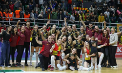 Voleybol'da gözler İzmir derbisinde: Karşıyaka ve Göztepe zirveye oynuyor!