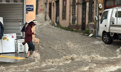 İzmir'de sağanak yağış etkili oldu: O ilçeler sular altında kaldı!