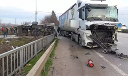 Balıkesir'de öğrenci servisi ile TIR çarpıştı; 8'i ağır, 29 yaralı