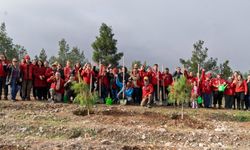 İzmir'de engelli izcilerden anlamlı ağaç dikme etkinliği