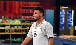 MasterChef'te talihsiz kaza! Yarışmacının boynuna yağ sıçradı