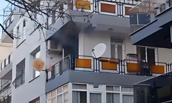 İzmir'de bir apartmanda mangal yakmaya çalışan kişi yangın çıkardı!