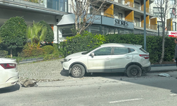 İzmir Bornova'da korkutan kaza: Sürücü park halindeki araca çarptı!