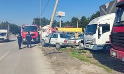 İzmir Buca’da bir araç elektrik direğine çarptı: 1 yaralı