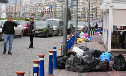 İzmir'de belediye çalışanlarının iş bırakma eylemi üzerine hizmet aksadı: Mahalleler çöple doldu!