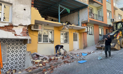 İzmir Konak'ta freni boşalan kamyon ev ve iki araca çarptı!