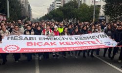 İzmir’de maaş krizi büyüyor: İşçiler belediye binası önünde eylemde!