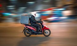 Motorlu kuryelerde yeni dönem: Yaş sınırı yükseltildi