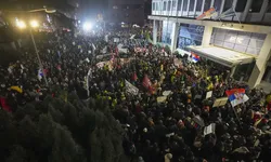 12 yıllık iktidar yıkıldı, öğrenciler gece boyunca kutlama yaptı!
