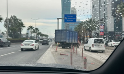 İzmir Bornova'da kural tanımayan kamyon şoförü trafiği tehlikeye attı