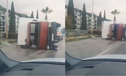 İzmir Torbalı girişinde kontrolden çıkan kamyon devrildi!