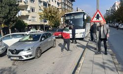 İzmir Bostanlı'da yol ortasına park eden kadın sürücü tepki çekti!