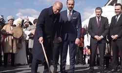 Cumhurbaşkanı Erdoğan, Nevruz ateşini yaktı ve üzerinden atladı