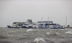 İzmir'de feribot seferlerine rüzgar engeli!